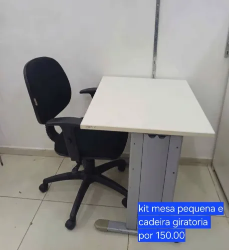 Kit mesa pequena e cadeira giratoria