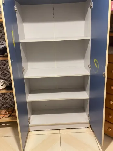 Armário Guarda-Roupa Azul 2 Portas com Chave e Prateleiras 5 Anos de Uso Itapevi