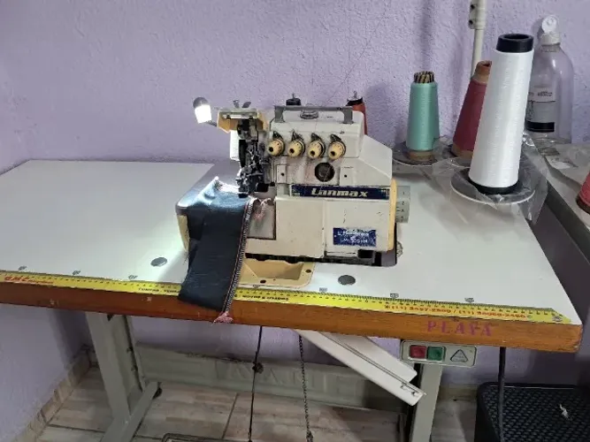 Maquina Interloque LAMMAX LM305HR - Usada em bom estado e funcionamento.