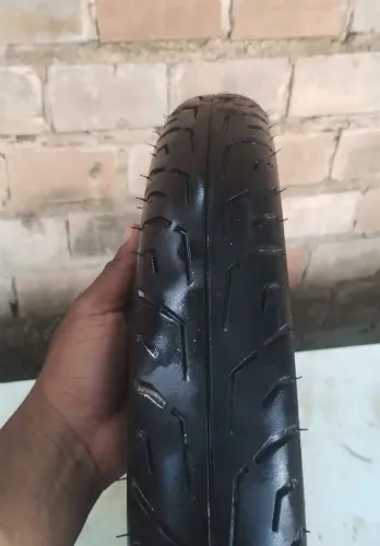 Vende-se pneu 17 Dianteiro 90/90 semi-novo 10 meses de uso nunca furou.