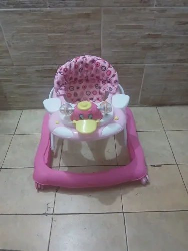 Andador musical rosa modelo patinho