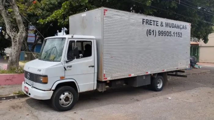 Caminhão baú 710 plus