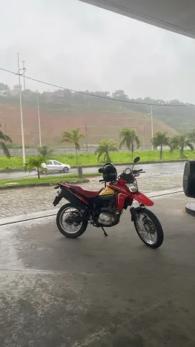 Ótima moto transferir e roda poucos detalhes a fazer