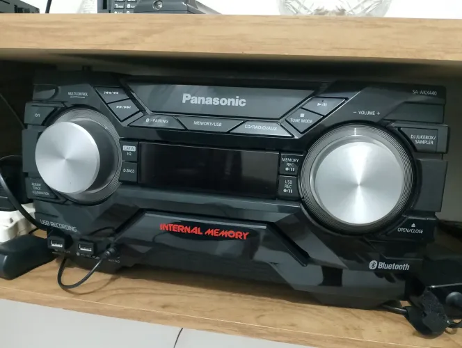 System Panasonic SC-AKX800 preto com Bluetooth e memória interna.