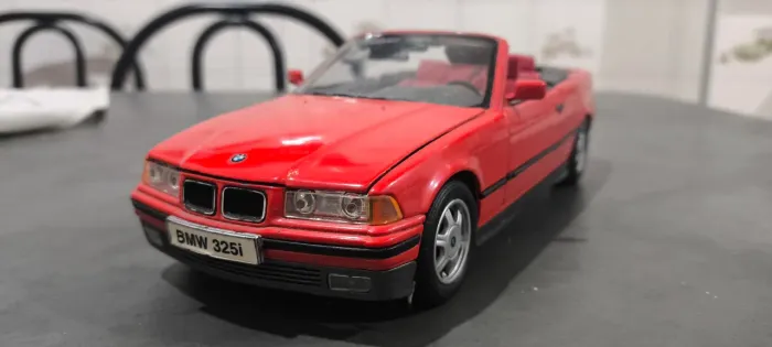 BMW 325i, marca Maisto, ano 1993 (escala 1:18)