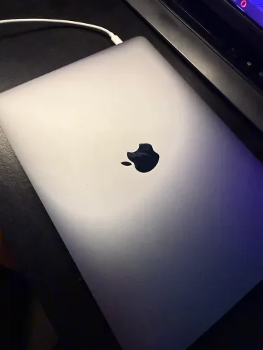 MACBOOK PRO 2019 16GB RAM 512GB 275 CICLOS