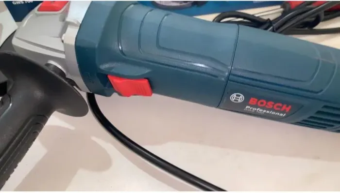 Lixadeira 710W da Bosch temos 110 ou 220V