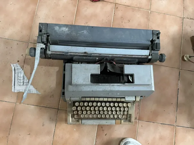 Máquina de Escrever Olivetti Linea 98 (sem caixa)