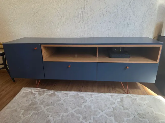 Rack Sala De Estar Azul E Amadeirado Com Pés Palito