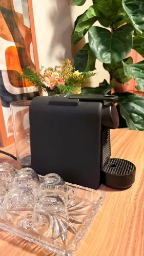 CAFETEIRA NESPRESSO ESSENZA