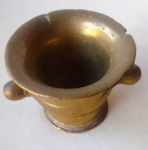 Antigo pesado Almofariz pilão Bronze dourad maciço pegas laterais **Não acompanha Pistilo