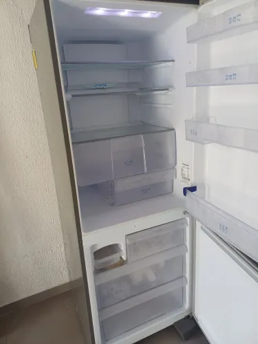 Vende-se geladeira inverter frost free marca panasonic valor 2mil reais