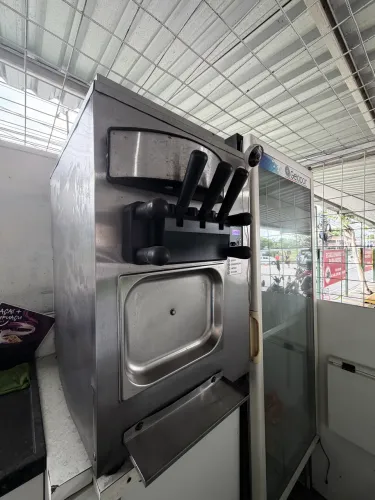 Máquina de sorvete e açaí expresso