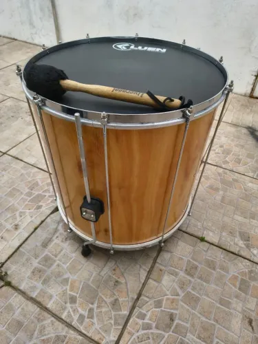 Surdo 20 polegadas com capa, baqueta e suporte incluso 