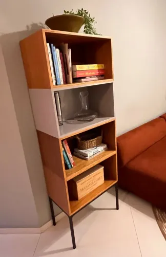 Estante madeira Loft Fernando Jaegar
