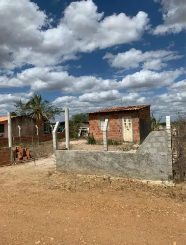 Terreno 15x70 com Casa, 2 Baias para Cavalos, Água e Energia - Feira Nova/SE