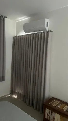 Vendo 1 cortina com blackout de tecido e varão duplo