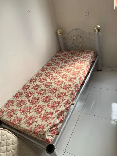 Cama de solteiro com colchão