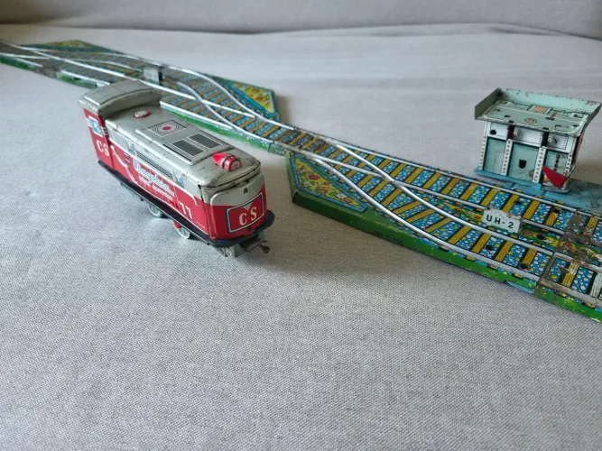 MINIATURA A PILHA DE TREM + TRILHOS EM LATA - MADE IN JAPAN - YONEZAWA - DÉCADA DE 50