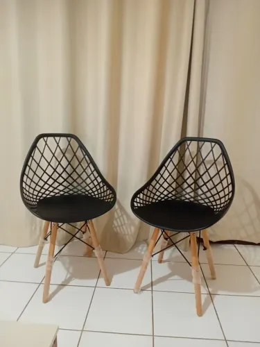 Cadeiras modernas. As duas por 100