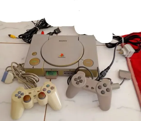 Playstation 1 com controles e memory card