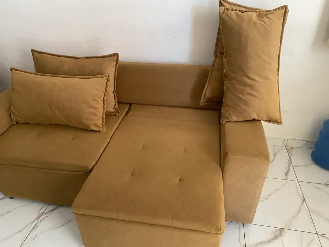 Sofá retrátil com duas poltronas e um puf