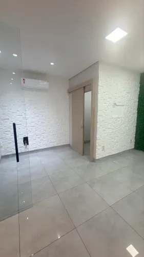 Alugo Sala Comercial, em Galeria com 3 ambientes 