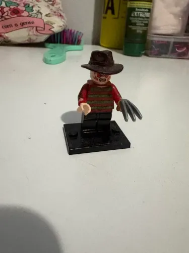 Miniatura boneco Freddy Krueger lego