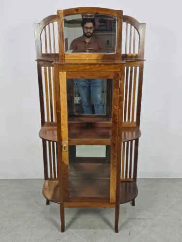 Cristaleira Art Nouveau Década de 40, Em Imbuia Maciça. Movel totalmente restaurado