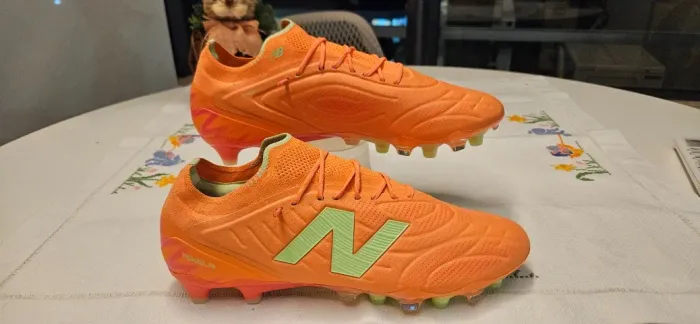 Chuteira New Balance Tekela V5 Elite FG - 42.5BR - Nova - Usada por Endrick - Laranja/Amar