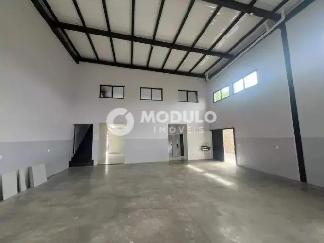 Galpão disponível para locação no bairro Presidente Roosevelt.
