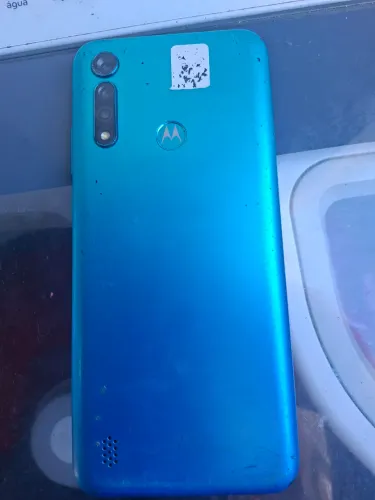 Motorola Moto G8 Power Lite na cor turquesa.