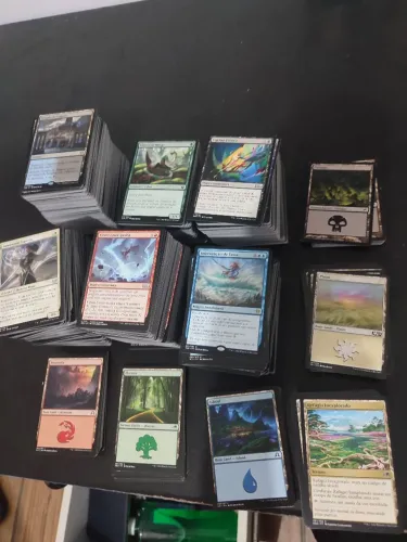 Caixa com cartas Magic The Gathering