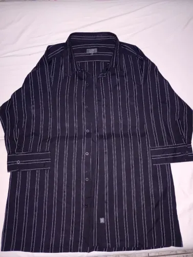 Camisa preta com listras brancas, meia manga - Masculina