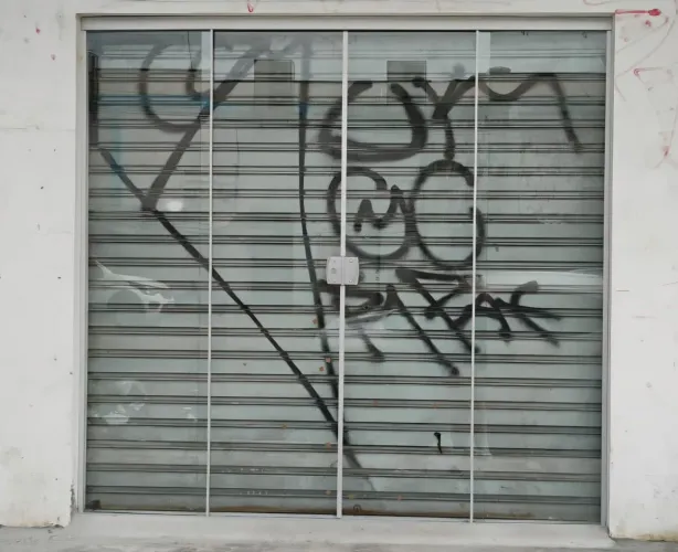Vendo porta de vidro de correr.