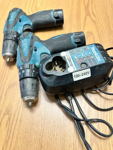 2 furadeiras a bateria, Makita, com carregador e bateria.