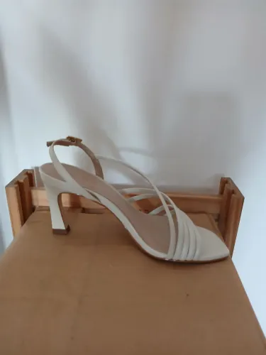 Sandália Luz da Lua off-white com tiras
