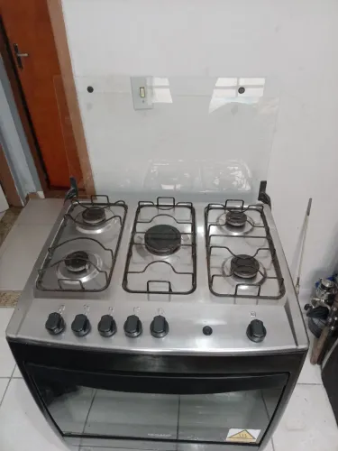 Fogão de 5 bocas.