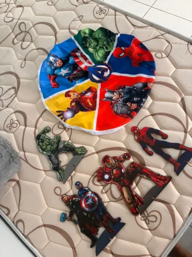 Painel 50x50 Vingadores + 4 Totens