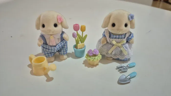 Sylvanian Families Conjunto de Jardinagem Irmãos Coelho (5736)