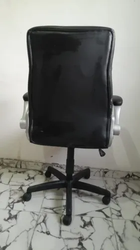 *Cadeira de Escritório Presidente Super Confortável - Ótimo Estado*