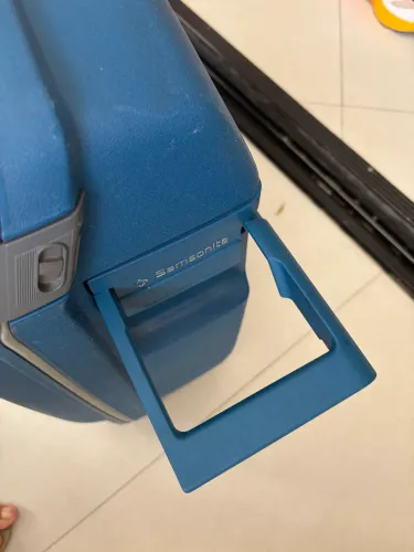 Mala azul rígida