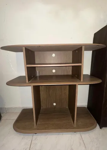 Rack para TV compacto com prateleiras