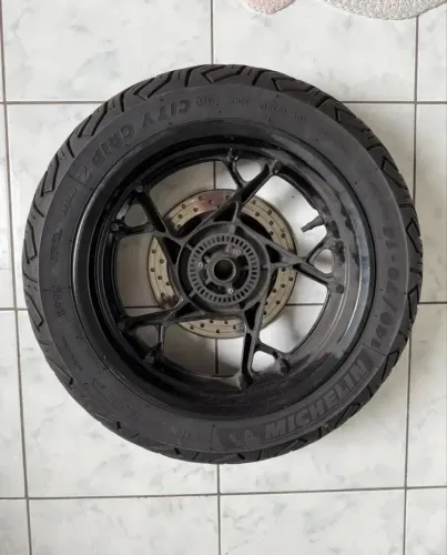 Roda Original Yamaha XMAX 250 Preta (usada)