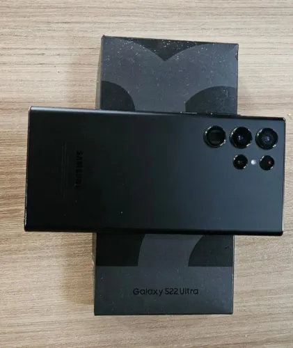 S22 ultra com essas bolinhas pretinhas mas funciona perfeitamente 