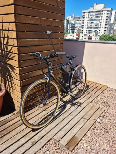 Caloi 10 clássica em aço, com upgrades Shimano e guidão reto