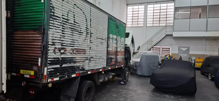 Ford cargo 815 baú 5 metros