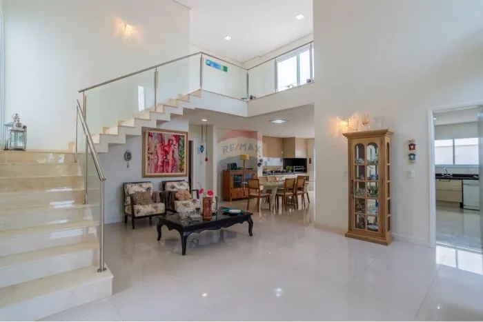 RE/MAX Vende Casa com 3 Suítes no Condomínio Ville Sainte Hélène - R$ 2.950.00,00