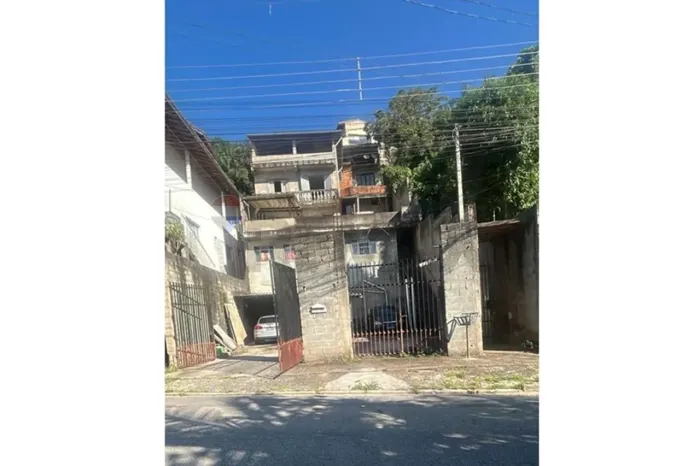 Casa assobradada para locação com 3 dormitórios no Barreiro em Mairiporã