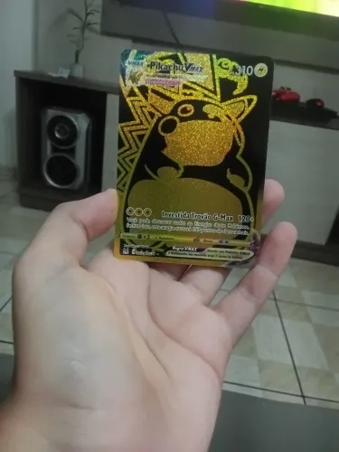 Cartas pokemon raras(Levincia 3 estrelas de ouro & Pikachu Vmax) + codigo para tcg pokemon